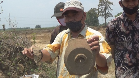 Petugas BPPC Jawa Timur Menunjukkan Benda Purbakala Perabot Rumah Tangga Ditemukan, Kamis (17/9/2020)