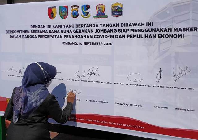 Bupati Hj Mundjidah Wahab, Membubuhkan Tanda Tangan Komitemen Bersama Kampanye Cegah Penyebaran Covid-19, Penandangtangan Didahului Anggota Forpimda Lainnya, Kamis 910/09/2020) di Alun-alun Jombang.  
