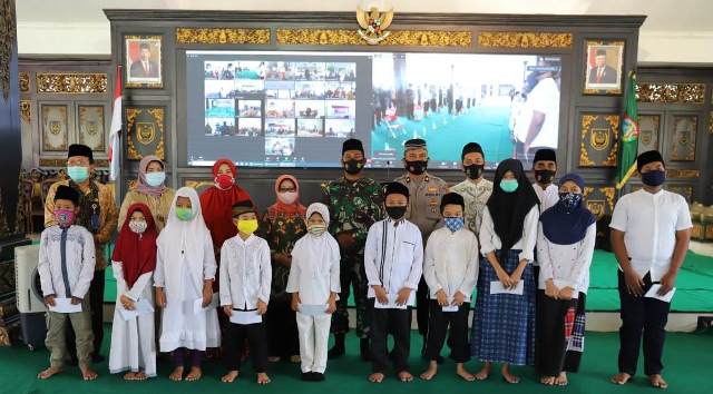 Bupati Hj Mundjidah Wahab Bersama Forpimda Memperingati Maulid Nabi Muhammad SAW dengan Mengajak Anak Yatim Piatu untuk Memperoleh Santunan