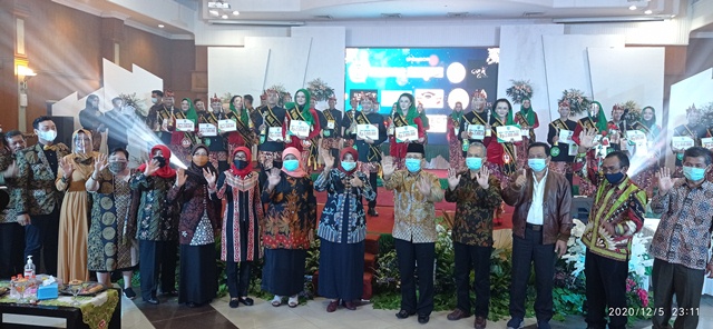 Sekdakab Jombang Dr Akh Jazuli, SH., M.Si Bersama Kepala OPD, Ketua PKK Kab. Jombang dan Peserta Merayakan Kesuksesan Pemilihan Juara Guk dan Yuk Jombang Tahun 2020, Sabtu (05/12/2020) malam. 