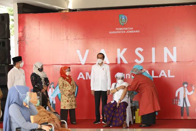 Presiden RI Joko Widodo didampingi Gubernur Jawa Timur Khofifah Indar Parawansa dan Bupati Jombang Hj Mudjidah Wahab menyaksikan proses vaksinasi Covid-19 di Pendopo Kabupaten Jombang, Senin (22/03/2021).