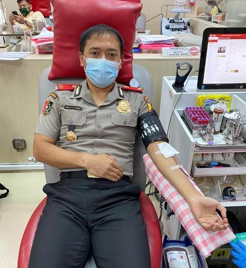Mantan Wakapolres Jombang, Kompol Wahyu Pristha Utama, SH., SIK., MH  mendonorkan darahnya di PMI, Jombang, Senin (12/4) 