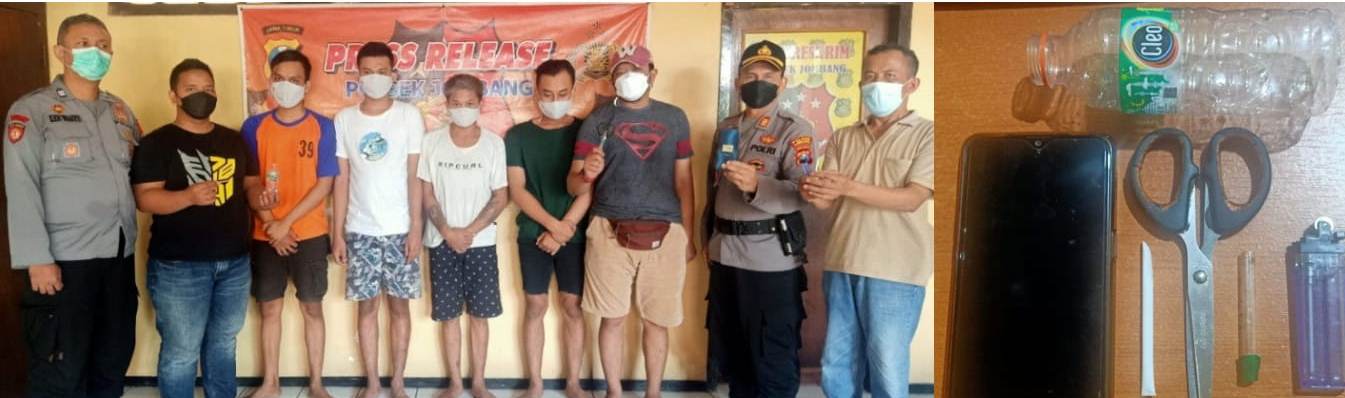 Diapit Polisi, empat warga Kecamatan Kesamben tersangka penyalahgunaan narkotika diringkus Polisi sebelum hari raya ketupat (photo kiri), Barang Bukti diamankan Polisi (photo kanan).