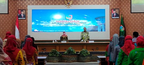 Kepala Dinas Kependudukan dan Catatan Sipil Kabupaten Jombang Masduki Zakaria (depan kanan)  mmendapingi Bupati Jombang Hj Mundjidah Wahab dalam menyampaikan Sosialisasi aplikasi Ning Yaonah kepada operator sekolah, Selasa (14/9/2021).  