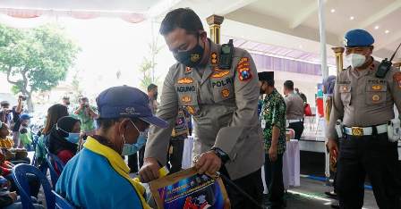 Kapolres Jombang AKBP Agung Setyo Nugroho, S.IK menyerahkan sembako kepada warga tunawisma peserta Vaksin Covid-19 
