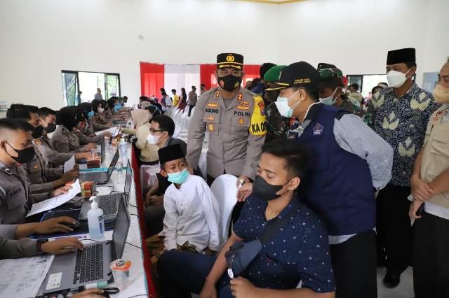 Forpimda Jombang terdiri dari Sekdakab (mewakili Bupati) Jombang, Kapolres dan Komandan Kodim 0814 menyaksikan proses vaksin di GKJW Mojowarno dan di Pondok At Tahdzib di Ngoro, Sabtu (11/9/2021).