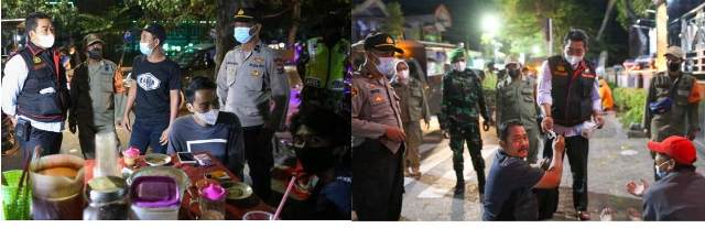 Kasat Resnarkoba Polres Jombang AKP M Mukid (baju putih-rompi) menyampaikan himbaun dan membagikan masker kepada pengunjung warung kopi di Kota Jombang saat dilakukan patroli gabungan, Sabtu (2/10) malam.