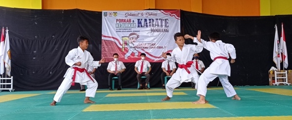 Kata beregu putra merupakan salah kekuatan kelas tanding tim Karate-ka dari FORKI Jombang. 
