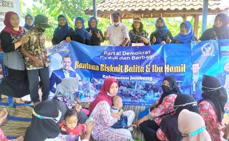 Sugiyoto (baju putih) bersama Kader Posyandu Desa Sumberejo, Kecamatan Wonosalam, Minggu (9/1/22).