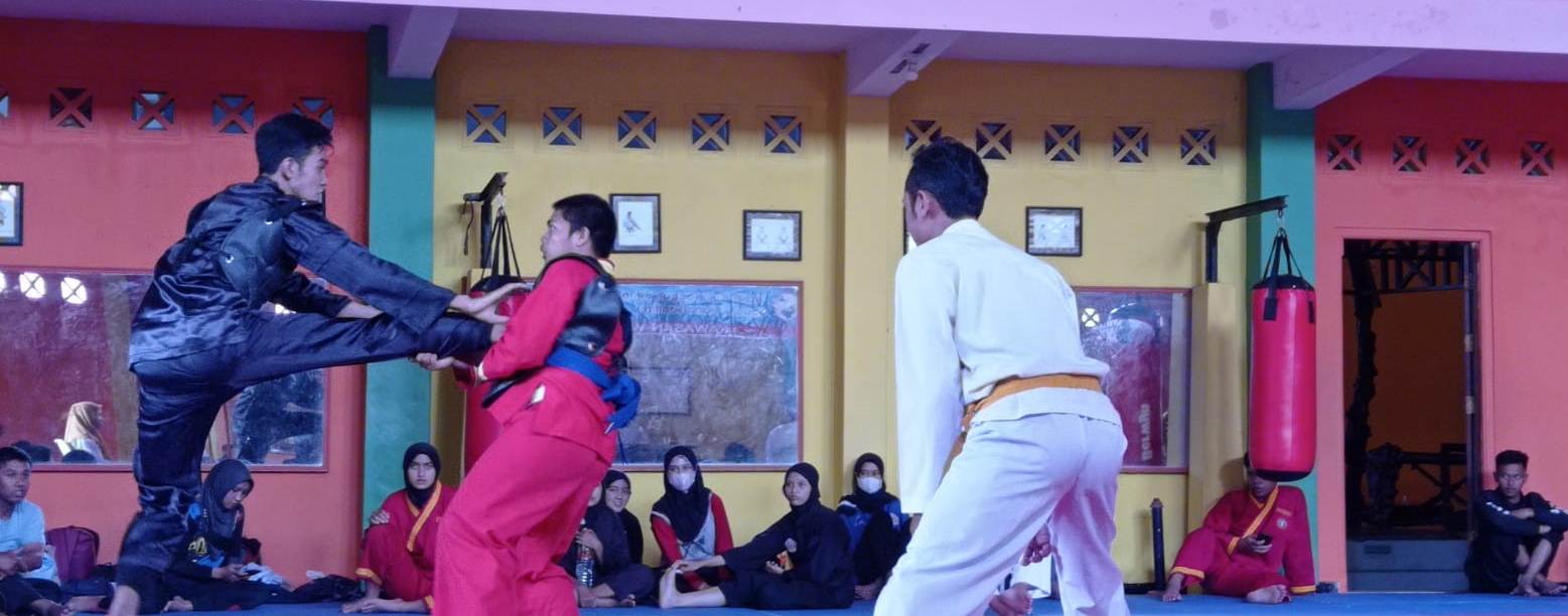 atlet Puslatkab melakukan Uji Fighter untuk memenuhi klasifikasi Pra Porprov pada Maret 2022 mendatang di Bojonegoro, Minggu (16/1/2022) di Dojo Mahameru. 
