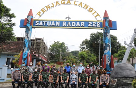 Bupati Jombang Hj Mundjidah Wahab photo bersama pejabat Kasau di Satradar 222 Ploso, Kabupaten Jombang.