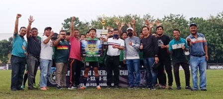 Kadisporapar Drs Bambang Nurwijanto, M.Si (depan/kaos putih), Ketua Umum KONI Heru Ariwanto (kaos merah), Wakil Ketua Askab PSSI Jombang, Gus Farid (topi putih) foto bersama usai menyerahkan trophy kepada Juara I KU-15 Kompetisi Internal Askab PSSI Jombang Tahun 2021, Putra Nusantara, Gadingmangu, Perak.