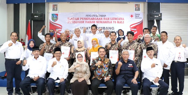 Bupati Jombang Hj Mundjidah Wahab dan Wakil Bupati Sumrambah foto bersama penerima penghargaan Satya Lencana di PMI Jombang, Kamis (24/2/2022).