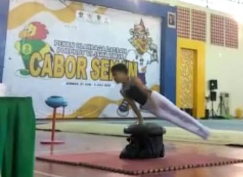 Imam Arahman Soleh peraih medali emas senam nomor Jamur/Pommel saat melakukan aksinya di ajang Porprov VII tahun 2022 di GOR 45 Jember.