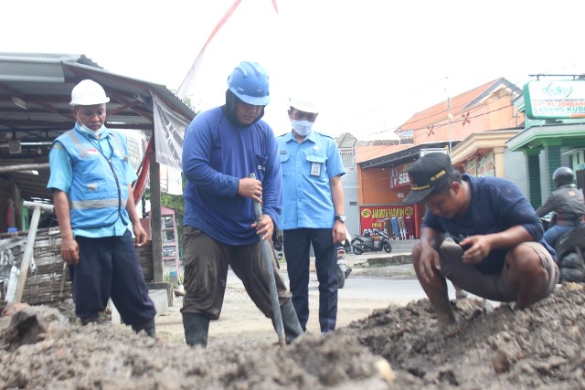 Petugas lapangan Perumdam Tirta Kencana Kabupaten Jombang memasang jaringan di lingkungan perumahan di perdesaan di Kecamatan Kabuh.
