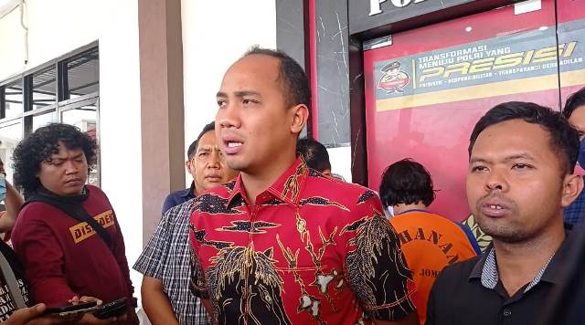 Kasat Rekrim Polres Jombang, AKP Giadi Nugraha, S.IK menjelas penipuan modus bisnis order pakan ternak senilai 23 miliar rupiah kepada awak media, Jum'at (7/10/2022) di Mapolres. 