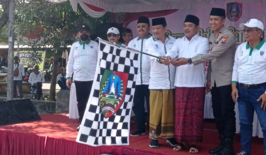 Wakil Bupati Jombang mengenakan pakaian santri, membuka gerak jalan hari Santri Nasional tahun 2022, Sabtu (22/10/2022).