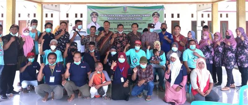 Dinas Sosial Kabupaten Jombang mengajak peserta pelatihan untuk berfoto bersama disela pembukaan pelatihan membuat keripik tempe di Balai Desa Brodot, Kecamatan Bandarkedungmulyo, Kabupaten Jombang, Selasa (22/11/2022). 