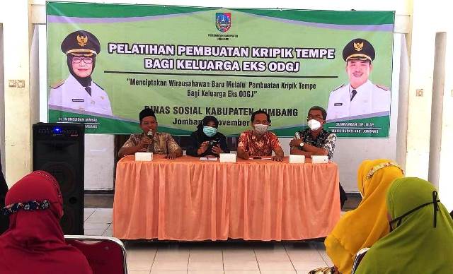 Kepala Bidang Rehabilitasi Sosial Dinas Sosial Kabupaten Jombang, Eko Sulistyono, SH., M.Si, (kedua dari kanan), didampingi Kasi Sosbud Kecamatan Gudo, Kepala Puskesmas Gudo dan Nurwakid Kepala Desa Plumbongambang. 
