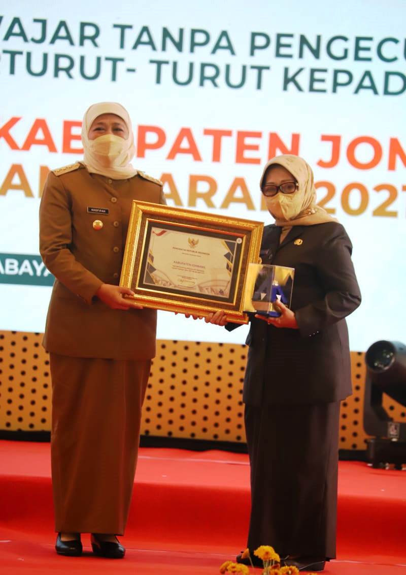 Penghargaan diserahkan langsung oleh Gubernur Jawa Timur Khofifah Indar Parawansa kepada Bupati Jombang Hj. Mundjidah Wahab pada Senin, 14 November 2022, di Hotel Bumi Surabaya. 