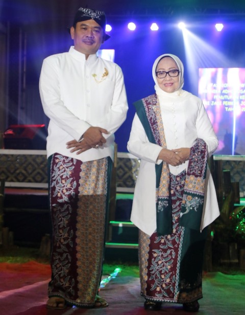 Bupati Jombang Hj Mundjidah Wahab dan Wakil Bupati Sumrambah mengenakan Renonce Busa Jombang Deles.