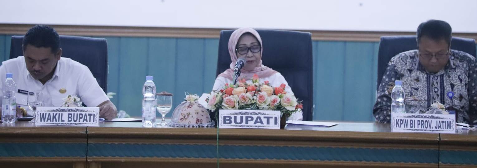 Bupati Jombang Hj Mundjidah Wahab di dampingin Wabup Sumrambah dan Dodol Angkoro (kanan) saat acara High Level Metting, Rabu (9/11/2022).