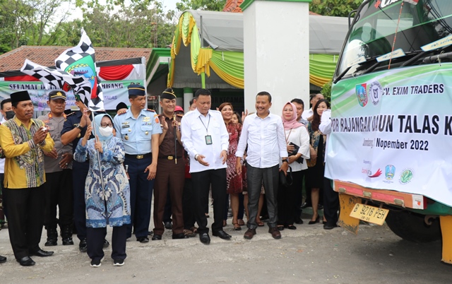Pelepasan/Pemberangkatan Ekspor Perdana Rajangan Daun Talas dari Kabuh ke Australia diawali dengan penyerahan simbolis bantuan alat sarana budidaya tembakau, serta ditandai dengan pecah kendi dan mengibarkan bendera start.