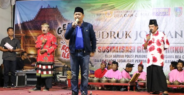 Wakil Bupati Jombang Sumrambah, naik panggung menyampaikan sosialisasi cukai di lapanhan Desa Sumobito, Kabupaten Jombang.