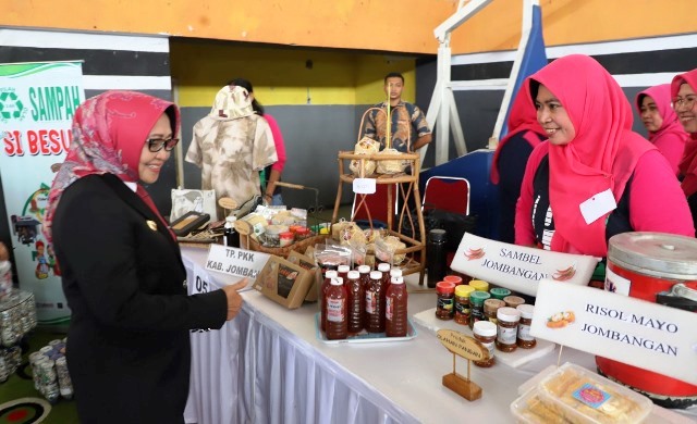 Bupati Jombang menyaksikan potensi yang digelar oleh organisasi peserta pameran di GOR Merdeka, Kamis (8/12/2022).