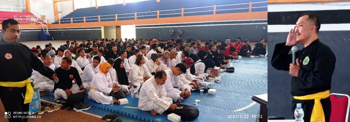 M Widodo Wasit Juri Bela Diri Pencak Silat Nasionak Kelas III asal Kabupaten Jombang menyampaikan materi peraturan terbaru kepada pelatih wasit juri anggota IPSI Jombang, disaksikan Ketua IPSi Jombang Budi Setiawan (berdiri kiri).  