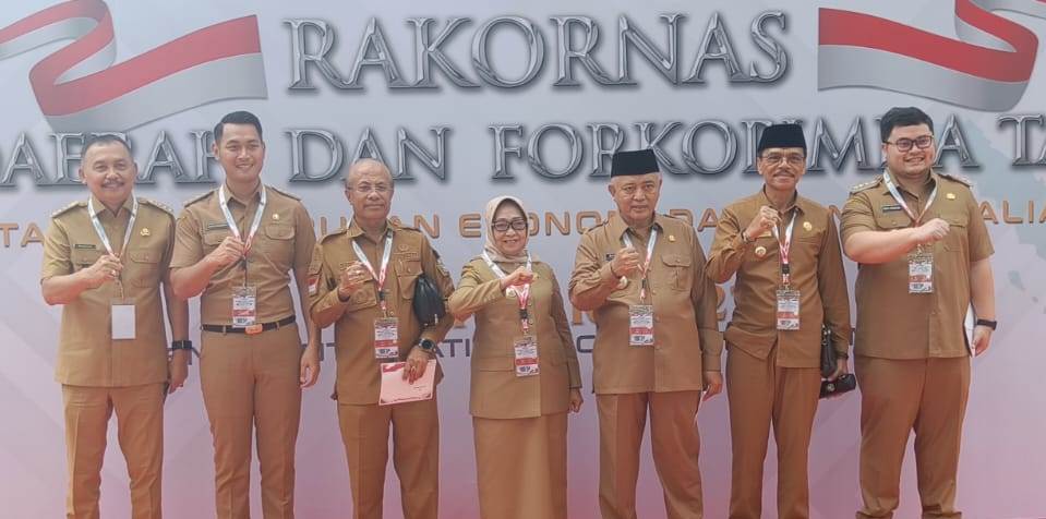 Bupati Jombang Hj Mundjidah Wahab menyempatkkan foto bersama dengan Bupati dari daerah lain dalam ranmgkaian Rakornas yang di buka Presiden Joko Widodo.