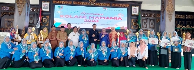 Peserta dan peraih piala Juara Kolase foto bersama Bupati Jombang Hj Mundjidah Wahab bersama Direktur Radar Jombang Jawa Pos, Nur Kholis dan Pengurus Himpaudi lingkup Dikbud Jombang, di Pendopo Kabupaten Jombang, Senin (30/1/2023).