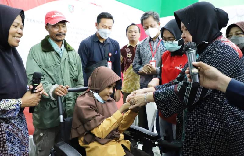 menteri Sosial RI Tri Rismaharini didampingi Anggota DPRRI Hj Sadarestuwati menyerahkan bantuan kursi roda kepada warba disabilitas di Balai Desa Sengon, Jombang, Sabtu (28/1/2023)