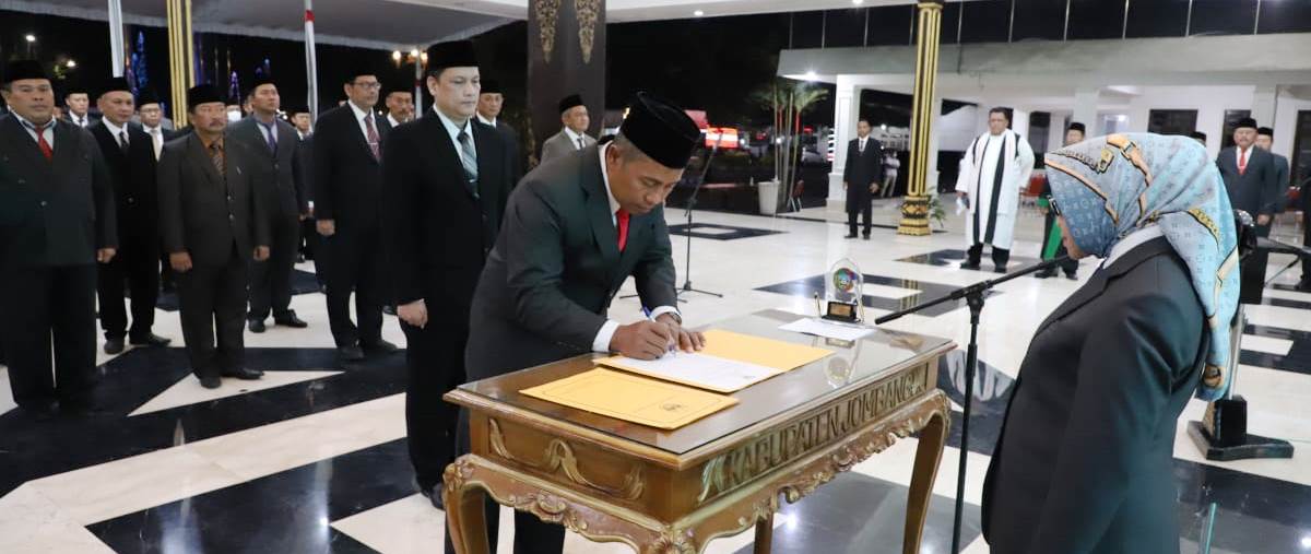 Pelantikan oleh Bupati Jombang Hj. Mundjidah Wahab di saksikan yang hadir diantaranya Forum Koordinasi Pimpinan Daerah Kabupaten Jombang; Sekretaris Daerah, Asisten, Staf Ahli dan para Kepala OPD lingkup pemkab Jombang.