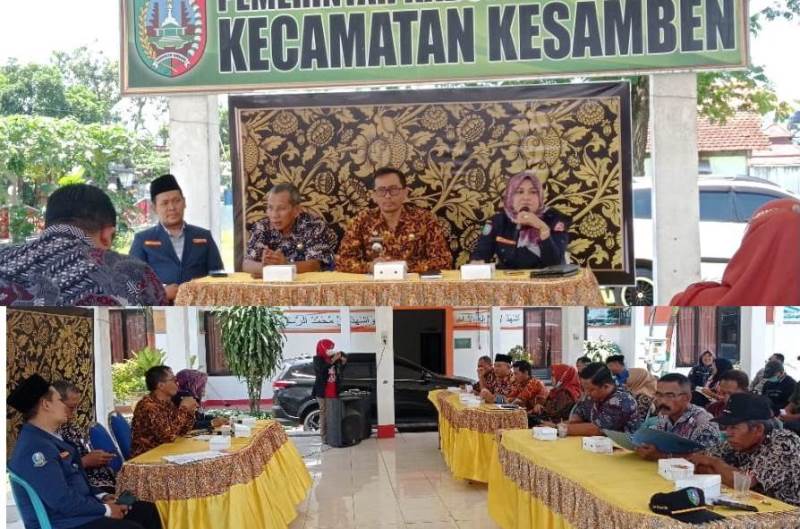 Ketua Karang Taruna Kabupaten Jombang Junita Erma Zakiyah, SE (Foto atas/kanan), Camat Kesamben Eka Yulianto (coklat), Taufik (kedua dari kiri), Ja'far Shodik (kiri) saat melakukan Rapat Kerja dengan Kepala Desa di Kecamatan Kesamben, Selasa (21/2/2023). 