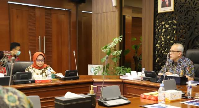 Bupati Jombang Hj Mundjidah Wahab berdialog dengan Dr. Ir. Wahyu Utomo, MS - Deputi Bidang Koordinasi Pengembangan Wilayah dan Tata Ruang, untuk membahas pembangunan jalan menuju kawasan industri Utara Brantas,” 