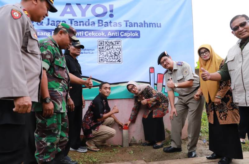 Bupati Jombang Hj Mundjidah Wahab bersama dengan Forkopimda serta Kepala BPN Kabupaten Jombang bersama sama melaksanakan dan menandai Gerakan Masyarakat Pemasangan Tanda Batas (Gemapatas) 1 Juta Patok Serentak  dipusatkan di Lapangan Taruna Desa Jombang, Kecamatan Jombang. 