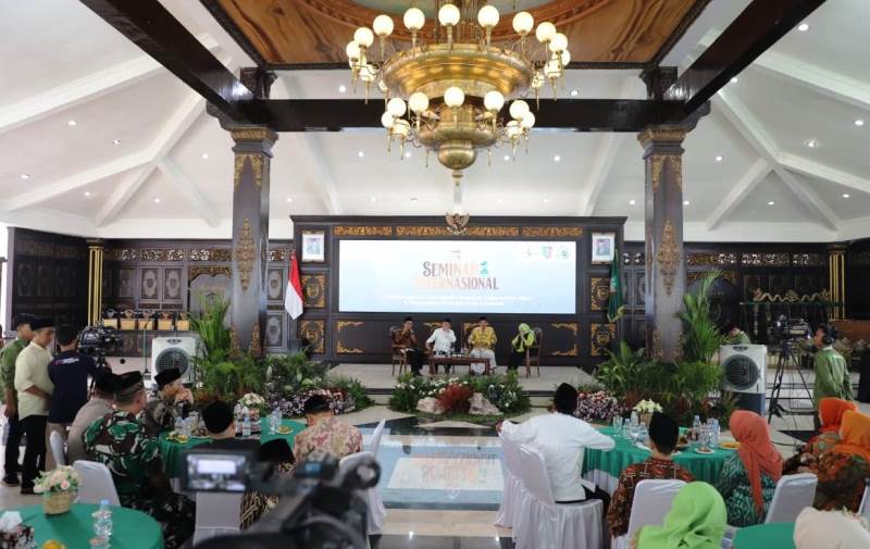 Bupati Jombang menyampaikan materi Seminar tentang riwayat Kepelopran KH Abdul Wahab Chasbulloh dan Pengaruhnya Terhadap Dunia ke-Islaman.