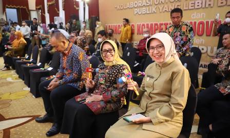 Bupati Jombang Hj Mundjidah Wahab (duduk kedua dari kanan) menghadiri 
Forum Koordinasi Pelayanan Publik 2023 yang diselenggarakan di Gedung Negara Grahadi Surabaya, pada Senin (13/3).
