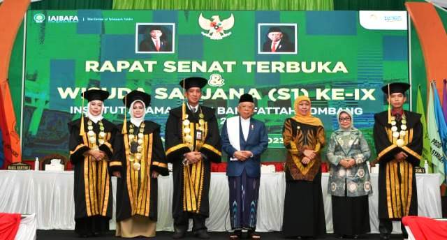 Wapres RI Ma'ruf Amin didampingi Gunermur Jawa Timur Khofifah Indra Parawansa dan Bupati Jombang Hj Mundjidah Wahab menghadiri prosesi hafidzoh di PP Hamalatul Qur'an, Jogoroto - Jombang,  Rabu (15/3/2023).