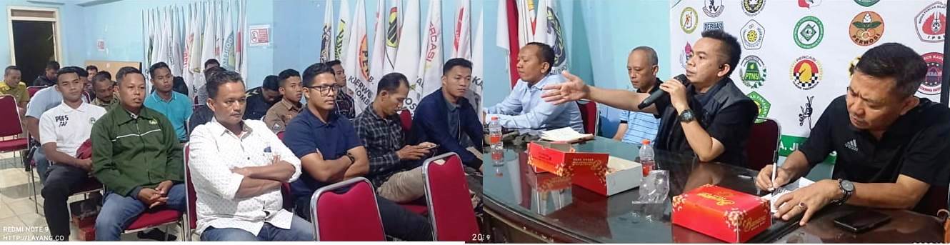 Ketua Askab PSSI Jombang, Gus Sentot (pegang mic) didampingi Wakil Katua, Gufron (kanan), Exco Sutyo Praftomo (mantan sekretaris Askab), Adi Firmansyah (sekretaris Askab) menyampaikan support kepada wasit dan PP, Rabu (21/6/2023) di ruang rapat KONI Jombang. 