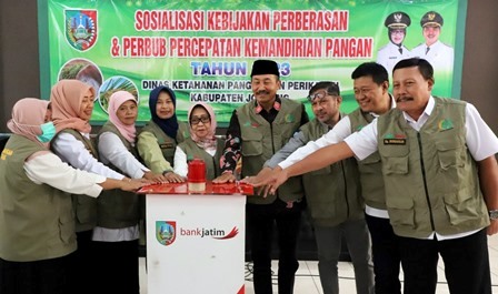 Bersama pejabat OPD Dinas Ketahanan Pangan dan Perikanan, Dinas Pertanian, Dinas Peternakan, Ketua Komisi B DPRD Jombang, Bupati Jombang Hj Mundjidah Wahab melaunching Perbub Percepatan Kemandirian Pangan, Rabu (31/5/2023).