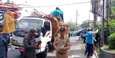 Kegiatan ini dilakukan secara sinergi antara Satpol PP, Dinas Pendapatan Daerah Kabupaten Jombang, Dinas Penanaman Modal dan Pelayanan Terpadu Satu Pintu (DPMPTSP), Dinas Lingkungan Hidup, Dinas PUPR, Dinas Perhubungan dan Dinas Kominfo dalam rangka penegakkan Peraturan Daerah (Perda) Nomor 21 tahun 2010 tentang Pajak Reklame dan Peraturan Bupati Jombang No 25A/ 2013 tentang Penyelenggaraan Reklame. 