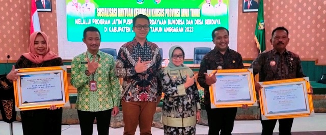 Bupati Jombang Hj Munjidah Wahab photo bersama penerima penghargaan, 