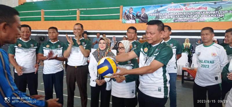 Ketua Pengadilan Negeri Jombang Bambang Setyawan, S.H., M.H. didampingi Bupati Jombang Hj Mundjidah Wahab menyerahkan bola voli kepada Ketua Komisi Perwasitan PBVSI Kabupaten Jombang, Nurul Huda (kostum wasit/kiri), sebagai tanda dimulainya pertandingan kejuaraan Bola Voli antar Karang Taruna Kecamatan se-Kabupaten Jombang, Kamis (15/6/2023) di GOR Merdeka, sampai tanggal 20 Juni 2023.                                     