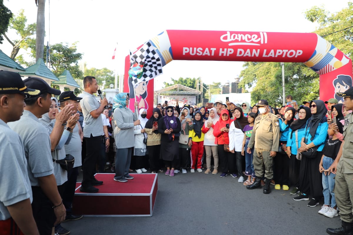 Pemberangkatan ditandai dengan pengibaran bendera start oleh Bupati Mundjidah Wahab yang diberi aba aba oleh Dandim 0814, Letkol Kav Devid Eko Junanto S.IP.