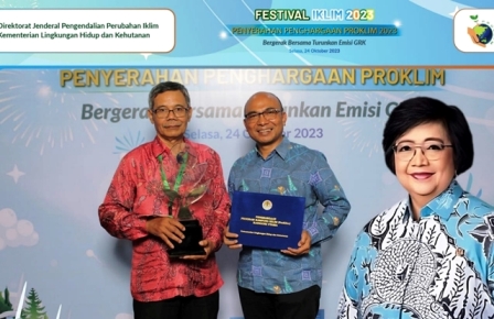 Supardi Ketua RW 03 Kelurahan Kaliwungu, Kecamatan Jombang (kiri) didampingi Kepala Dinas Lingkungan Hidup (DLH) Miftahul Ulum S.T., M.Si (tengah) saat menerima penghargaan dari Menteri Lingkungan Hidup dan Kehutanan Dr. Ir. Siti Nurbaya Bakar, M.Sc., pada Selasa (24/10/2023 di Gedung Manggala Wanabakti Kementerian Lingkungan Hidup Kehutanan (KLHK) Jakarta.