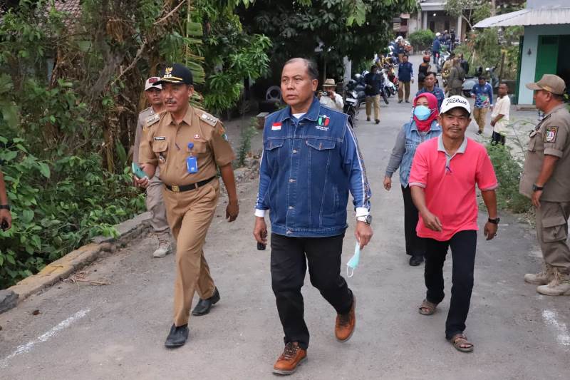 Pj Bupati Jombang, Sugiat (biru/tengah) didampingi Camat Bandarkedungmulyo dan Kades Gondangmanis menyusuri jalan desa menyaksikan potensi yang dimiliki Desa  Gondangmanis yang terkenal dengan potensi jambu merah. 
