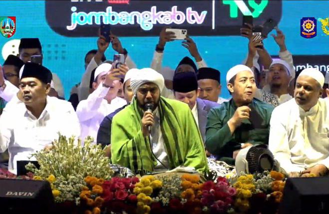 Sosialisasi Gempur Rokok Ilegal di Kabupaten Jombang dikemas dalam Jombang Bersholawat bersama Habib Syech Bin Abdul Qodir Assegaf, Senin Malam (18/9/2023). 