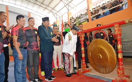Didampingi Pengurus FORKI, Plt Ketua Umum KONI, perwakilan Forpimda dan Dewan Wasit/Juri, M Saleh memukul gong sebagai tanda Kejuraan Karate Jombang Open tahun 2023 dibuka secara resmi, Sabtu (21/10/2023). 